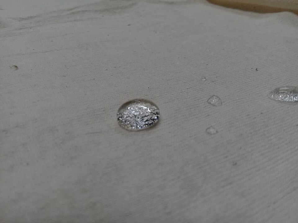 布の上の水滴