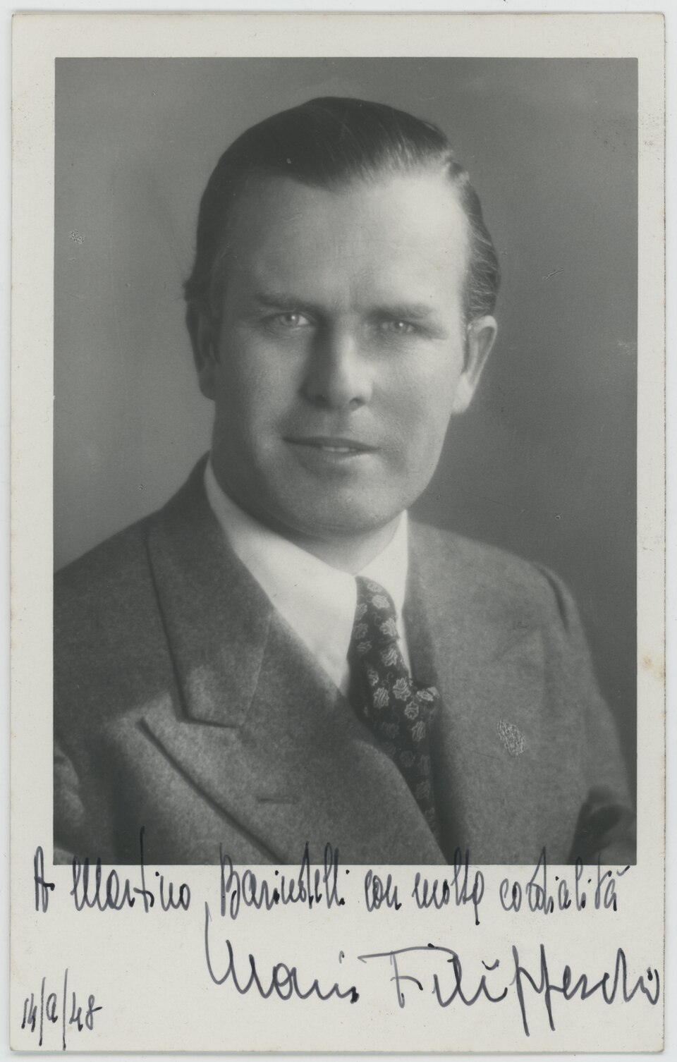1948年のマリオ・フィリッペスキの白黒の肖像写真。正装の男性が正面を向いている