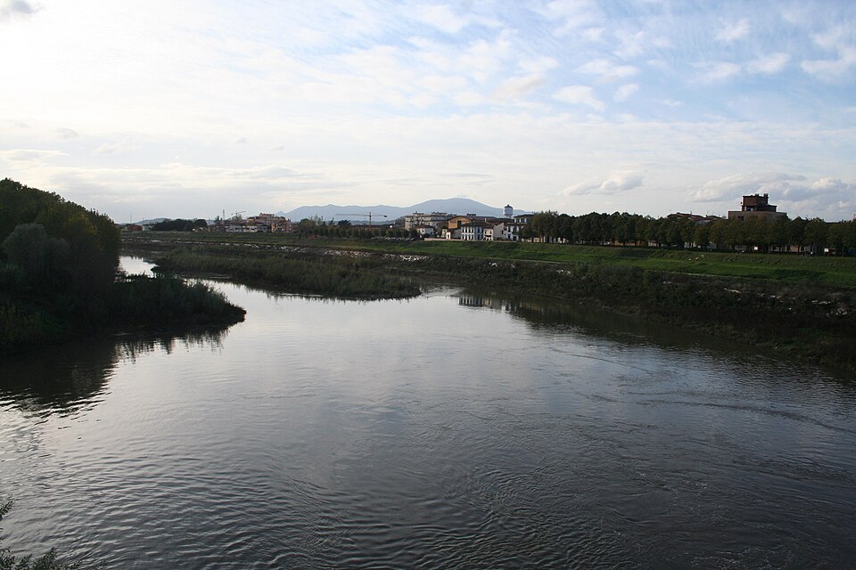 サンタ・クローチェ・スッラルノの町とアルノ川