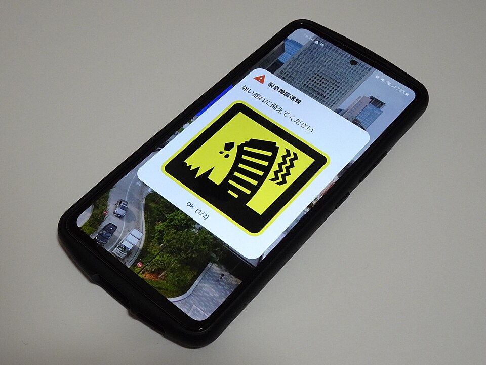Allerta sismica precoce sullo schermo di uno smartphone in Giappone