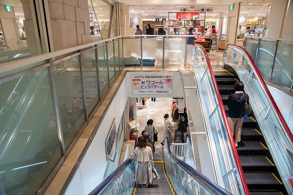 Interno di un grande magazzino a Tokyo