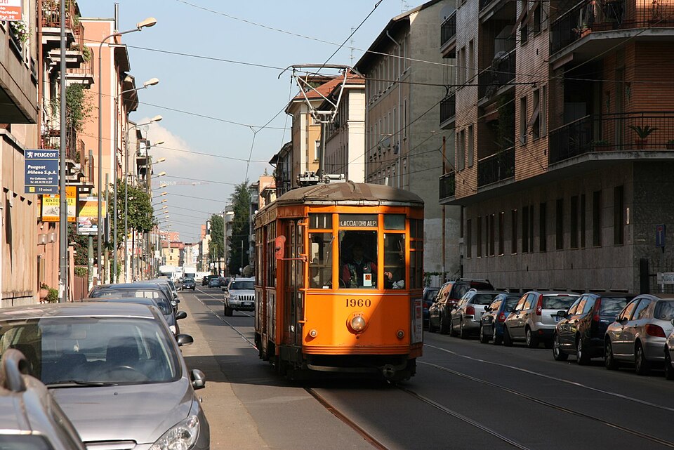 ミラノの街を走るオレンジ色の路面電車（1928年製の車両）