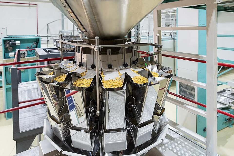 乾燥パスタを量って袋に詰める組合せ計量機