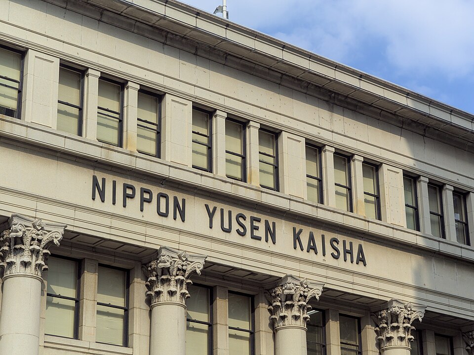 円柱が並ぶ横浜郵船ビルの正面