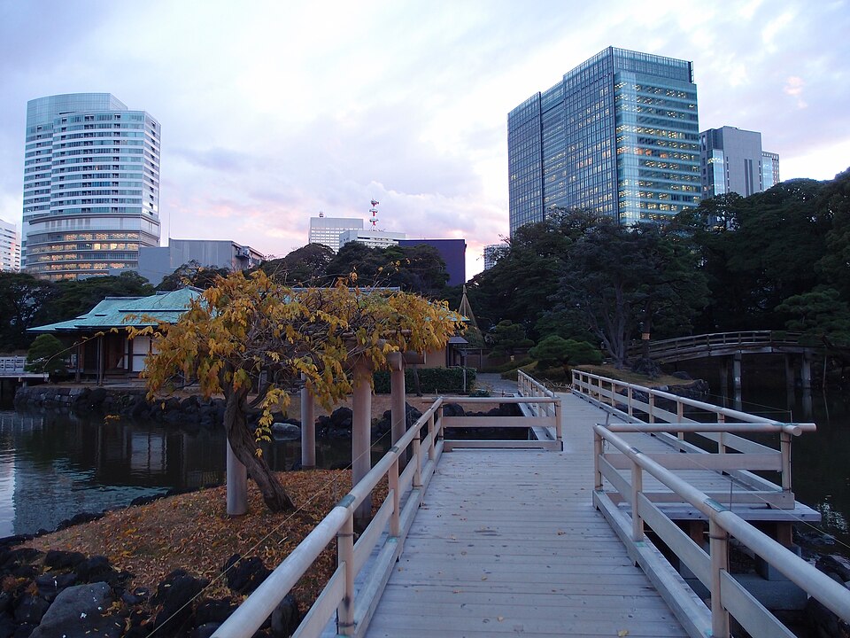 高層ビルを背にした浜離宮恩賜庭園