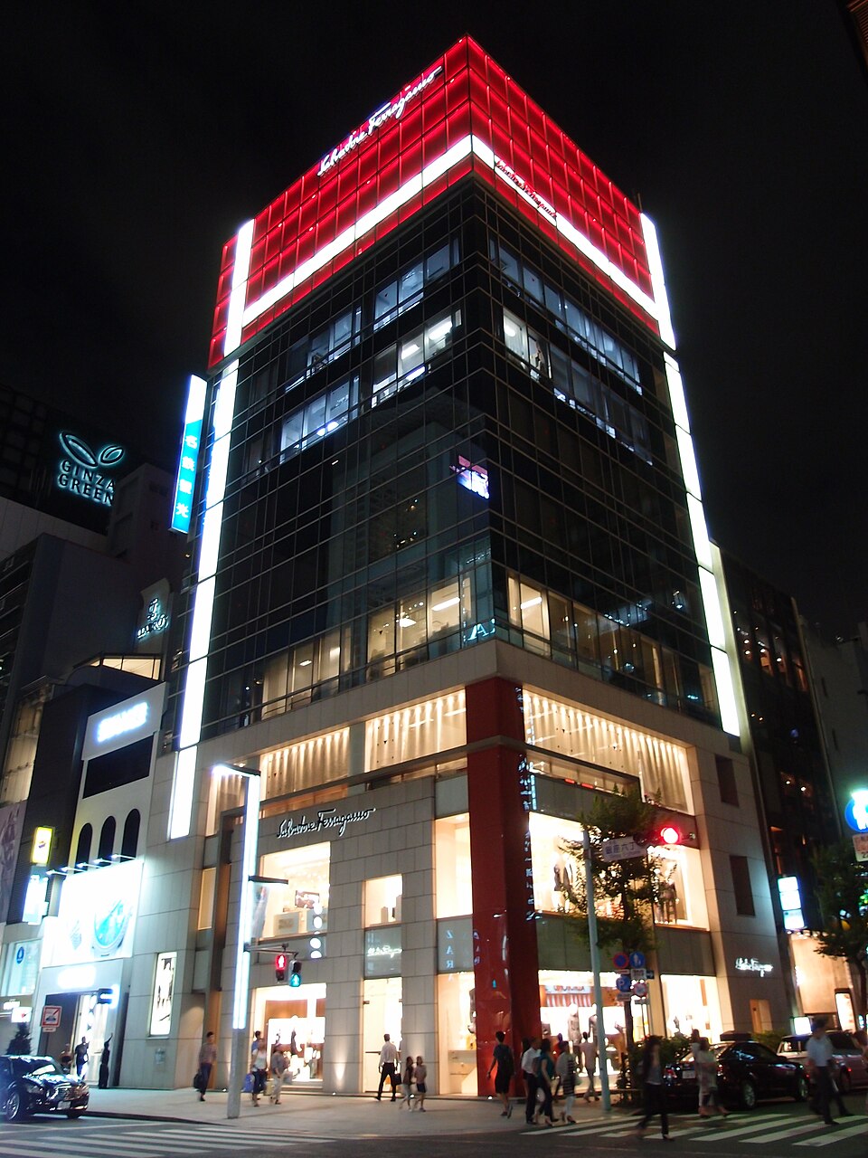 夜の銀座のフェラガモの店
