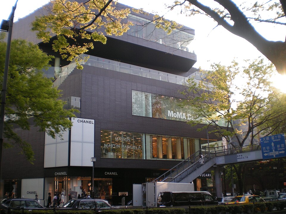 表参道のGYREの建物