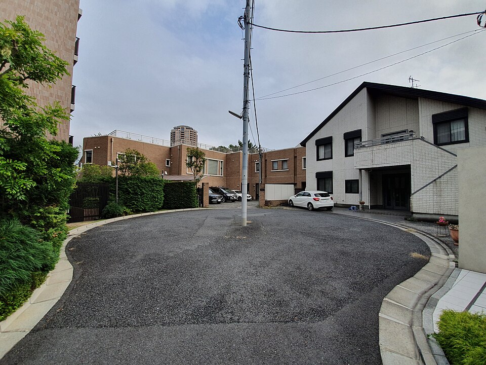 東京・広尾の住宅地の通り